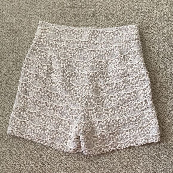 NEW Express High Rise Scalloped Lace Shorts Business Chic Cream 00 0 NWT RARE - Picture 4 of 9